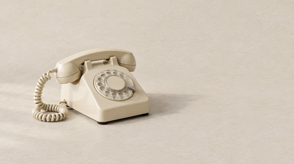 Altes Telefon auf beigem Stein
