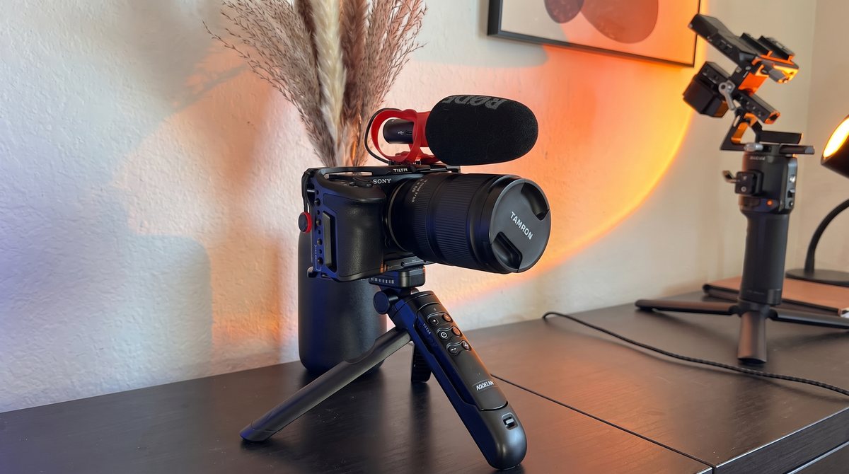 Kamera auf Stativ im Studio