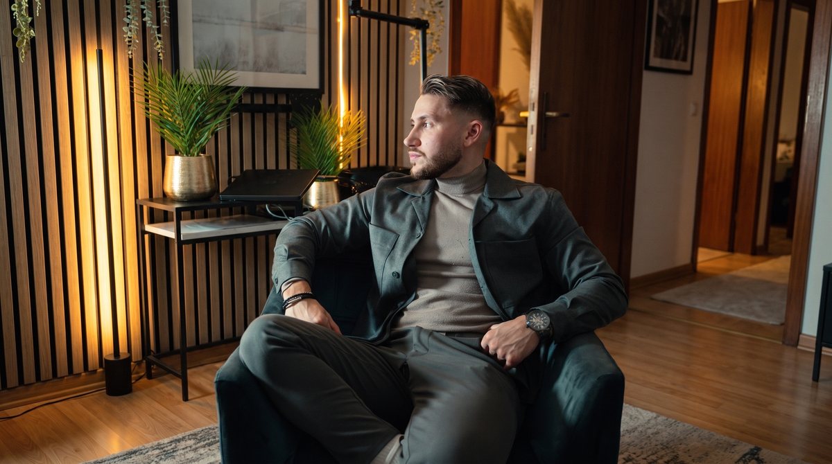 Andreas Brack sitzt im Sessel